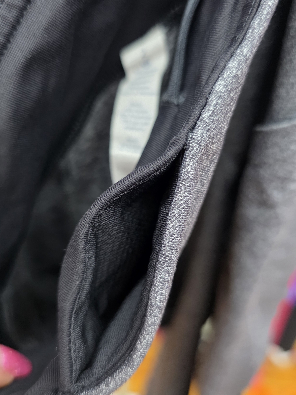lululemon athletica Heather Gray Capri Leggings with Black Mesh Insets Sz 2 - Picture 10 of 10